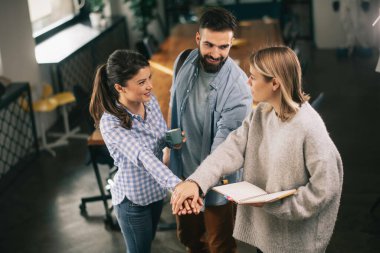 Modern açık uzay ofisinde sıradan iş adamlarından oluşan bir grup. İş kadınları ve işadamları yeni proje hakkında konuşuyor.