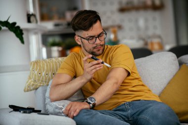 Genç adam kendine insülin iğnesi vuruyor..