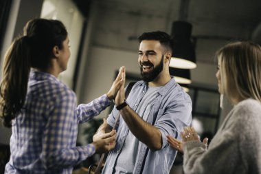 Modern açık uzay ofisinde sıradan iş adamları konuşuyor.. 