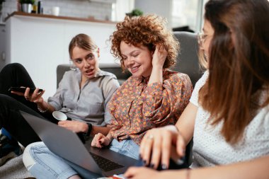 Ofiste kız arkadaşlar konuşuyor ve gülüyor. Ofiste kahve içen güzel kadınlar