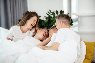 Aile evde birlikte vakit geçiriyor.