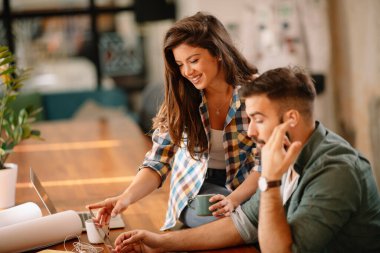 Masaüstünde birlikte çalışan yeni iş ortakları. Bir proje üzerinde çalışan iş adamı ve iş kadını.