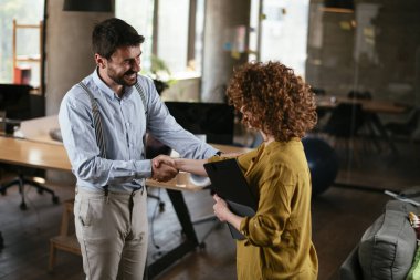Ofiste çalışan erkek ve kadın.