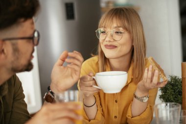 Mutlu çift evde kahvaltı yapıyor.