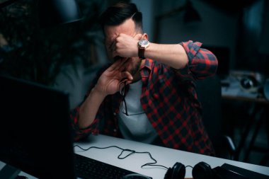 Ofis masasında oturan genç iş adamı