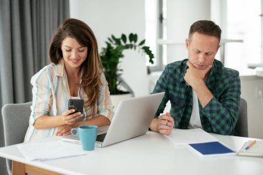 Evde çalışan çift, serbest çalışma kavramı