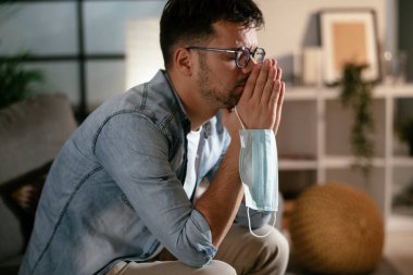 Genç adam laboratuardan sonuçları bekliyor. Endişeli adam Covid-19 testini bekliyor..