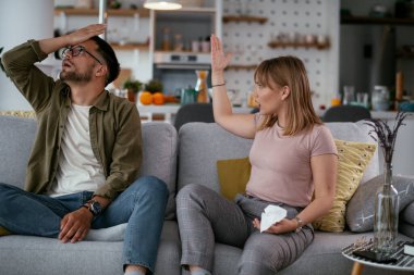 Çift evdeki kanepede çığlık atıyor.