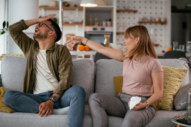 Çift evdeki kanepede çığlık atıyor.