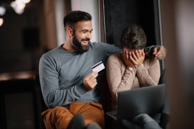 Birbirine aşık genç bir çift birlikte vakit geçirip internetten alışveriş yapıyor..