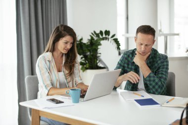 Evde çalışan çift, serbest çalışma kavramı