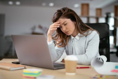 Masada çalışan yorgun iş kadını.