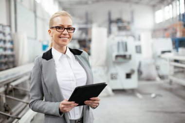 Fabrika müdürü imalat teftişinde. Endüstriyel çevredeki iş kadını.