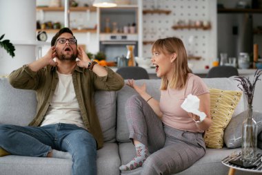 Çift evdeki kanepede çığlık atıyor.