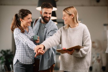 Modern açık uzay ofisinde sıradan iş adamlarından oluşan bir grup. İş kadınları ve işadamları yeni proje hakkında konuşuyor.