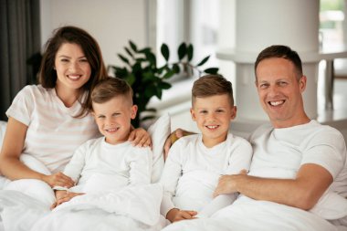 Aile evde birlikte vakit geçiriyor.