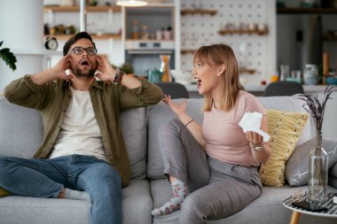 Çift evdeki kanepede çığlık atıyor.