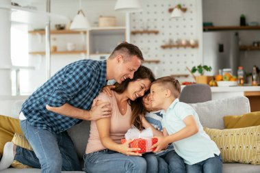 İki küçük oğlu olan baba annelerine bir hediye veriyor. Annem oğullarından ve kocasından hediye aldığına şaşırdı.