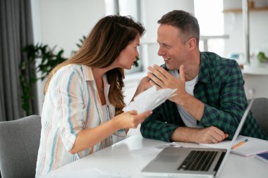 Evde çalışan çift, serbest çalışma kavramı