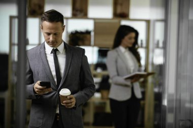 İş adamı ve iş kadını ofiste birlikte çalışıyorlar.