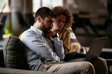 İş kadını ve işadamı ofiste iş tartışıyorlar. Birlikte çalışan iki arkadaş..