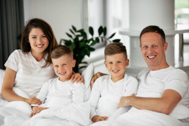 Aile evde birlikte vakit geçiriyor.