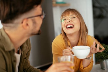 Mutlu çift evde kahvaltı yapıyor.