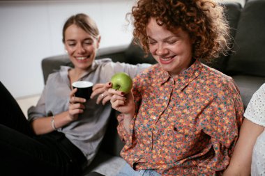 Ofiste kız arkadaşlar konuşuyor ve gülüyor. Ofiste kahve içen güzel kadınlar