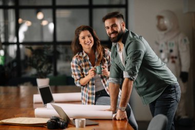 Birlikte dizüstü bilgisayar kullanan iş adamları. İş arkadaşları modern ofisteki konferans odasında toplantı yapıyorlar.