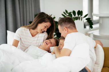 Aile evde birlikte vakit geçiriyor.