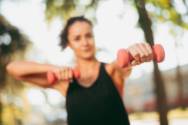 Atletik kadın koşu parkurunda çalışıyor.