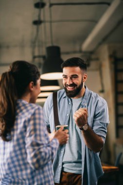 Modern açık uzay ofisinde sıradan iş adamları konuşuyor.. 