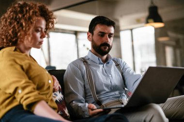 Ofiste çalışan erkek ve kadın.