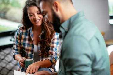 Tasarımcı, ortaklarına proje hakkında yeni fikirler veriyor. İşadamları ofiste yeni bir iş projesi üzerinde tartışıyorlar.