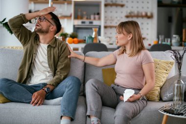 Çift evdeki kanepede çığlık atıyor.