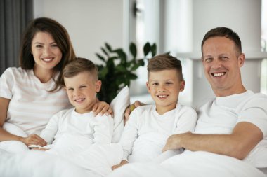 Aile evde birlikte vakit geçiriyor.