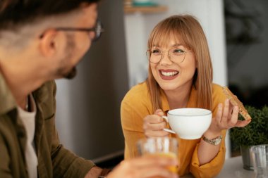 Mutlu çift evde kahvaltı yapıyor.