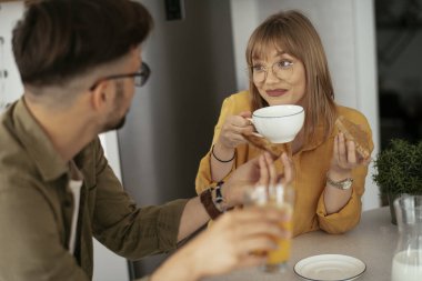 Mutlu çift evde kahvaltı yapıyor.