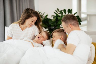 Aile evde birlikte vakit geçiriyor.