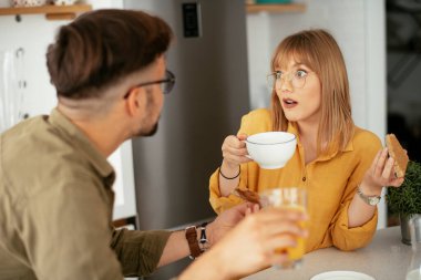 Mutlu çift evde kahvaltı yapıyor.