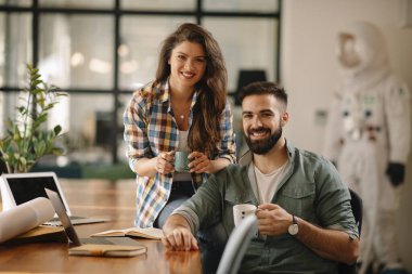 Birlikte dizüstü bilgisayar kullanan iş adamları. İş arkadaşları modern ofisteki konferans odasında toplantı yapıyorlar.