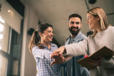 Modern açık uzay ofisinde sıradan iş adamlarından oluşan bir grup. İş kadınları ve işadamları yeni proje hakkında konuşuyor.