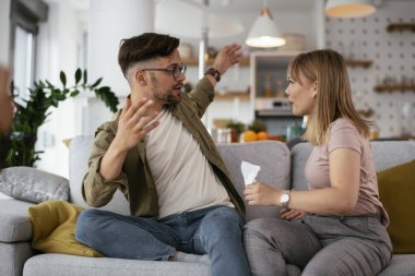 Çift evdeki kanepede çığlık atıyor.