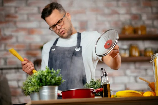 Bell Uomo Che Prepara Pasta Cucina Guy Cucinare Pasto Gustoso — Foto Stock