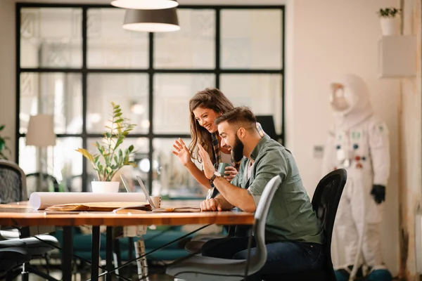 Masaüstünde birlikte çalışan yeni iş ortakları. Bir proje üzerinde çalışan iş adamı ve iş kadını.