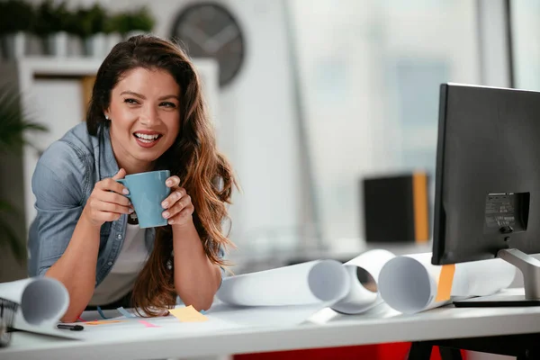 Ung Lättsam Kvinna Dricker Kaffe Kontoret Attraktiv Kvinnlig Chef Sitter — Stockfoto