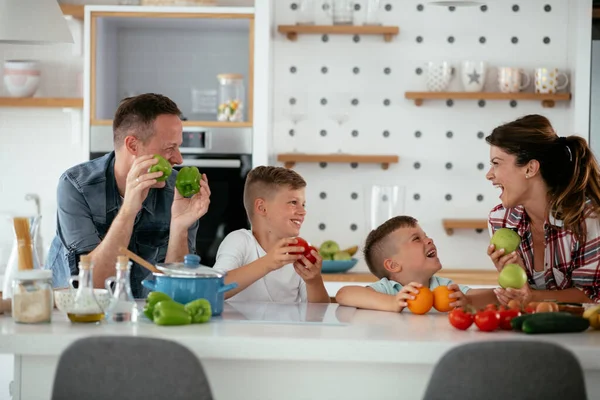 Madre Padre Haciendo Desayuno Con Sus Hijos Familia Joven Preparando — Foto de Stock