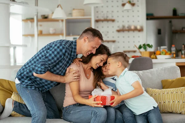 Pai Com Dois Filhos Pequenos Está Dar Presente Mãe Mãe — Fotografia de Stock