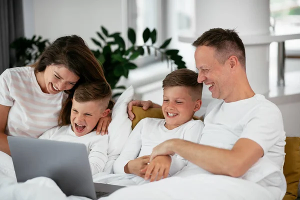 Família Passar Tempo Juntos Casa — Fotografia de Stock