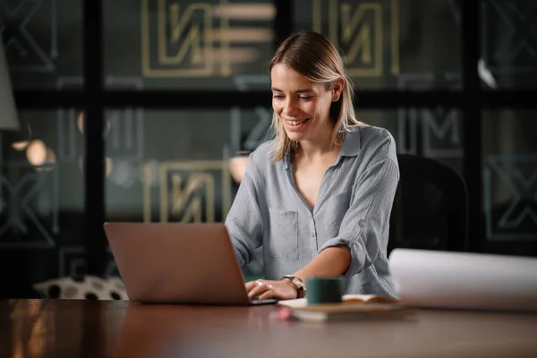 Pengusaha Wanita Muda Menikmati Saat Bekerja Pada Laptop Kantor — Stok Foto